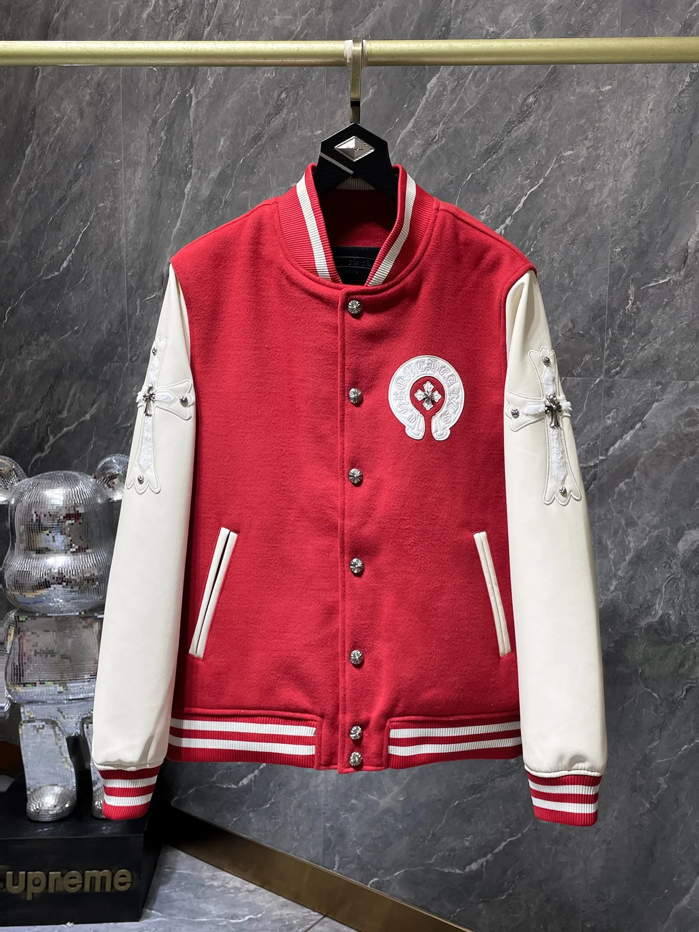 P436 Chrome Hearts 🍁Winter clothing is here🍁 Sanskrit cross woolen leather sleeves spliced ​​with baseball embroidery cotton clothes, heavy embroidery ➕ special craftsmanship for double sleeve splicing, counter synchronization, heavy industry! ! Customized version of thickened woolen fabric, silk lining, customized version of hardware, not the ordinary version on the market! ! 🌈Recommended colors: black red 🌈Code numbers: S, M, L, XL